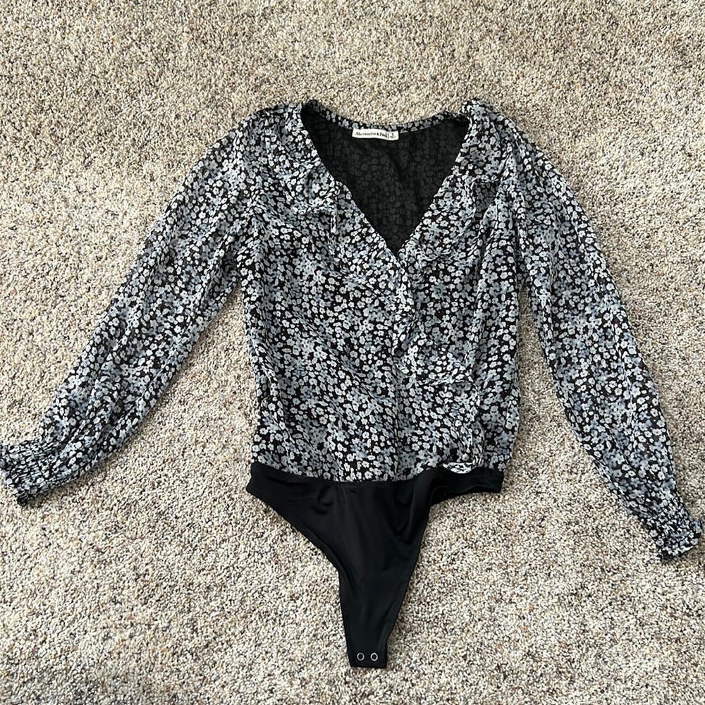 V neck Abercrombie & Fitch bodysuit.